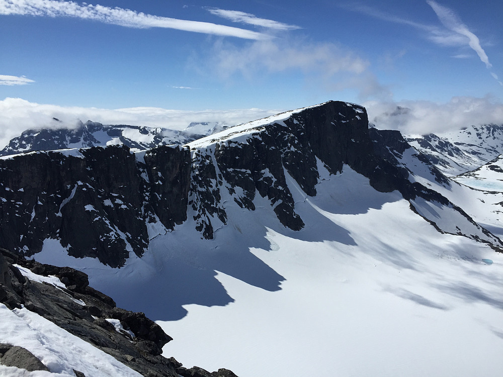 Utsikt fra toppen av Austre Kalvehøgde (2178 moh) mot Vestre Kalvehøgde (2208 moh).