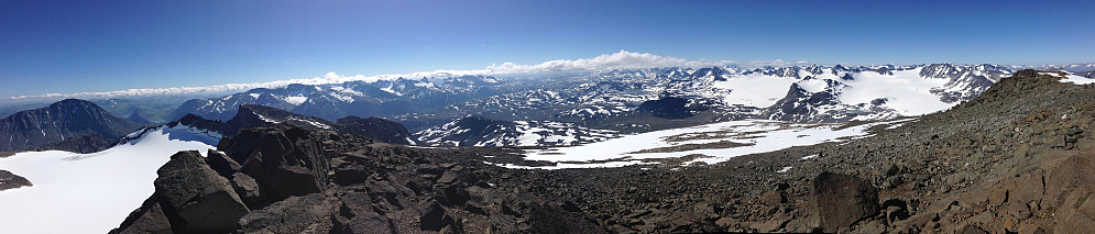 Panoramautsikt fra toppen av Surtningssue (2367 moh) - Norges syvende høyeste fjell og en av de flotteste utsiktstoppene i Jotunheimen.