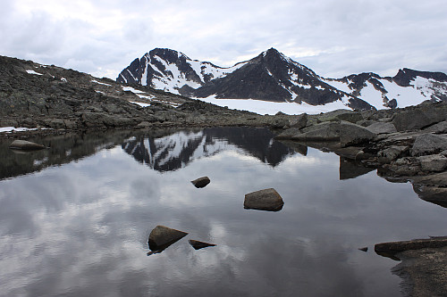 Et av Norges høyest beliggende vann på nesten 2000 moh, mellom Tjønnholstinden og Tjønnholsoksle. I bakgrunnen ses Skarvflyløyfttinden.