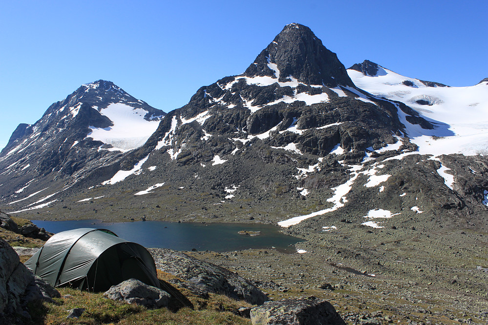 Fantastisk teltplass i Svartdalen. Fra venstre Kvitskardtinden (2193), Mesmogtinden (2264) og Langedalstinden (2206).