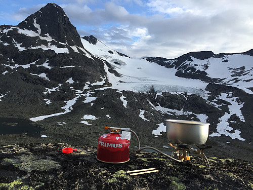 Ikke verst å lage middag ute med denne utsikten på "terrassen"!