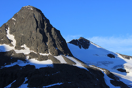 Soloppgang på Mesmogtinden og Langedalstinden.
