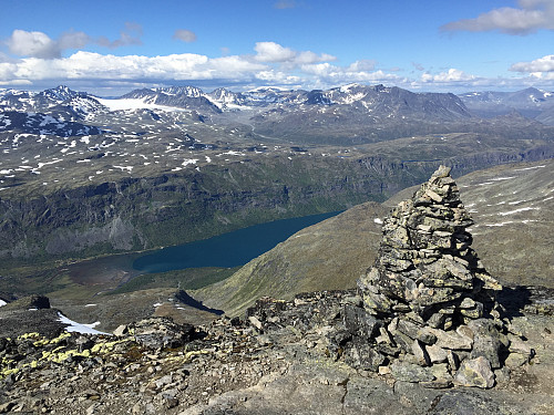 På toppen av Nørdre Svartdalspiggen (2137 moh) med utsikt nordover og ned til Gjende.