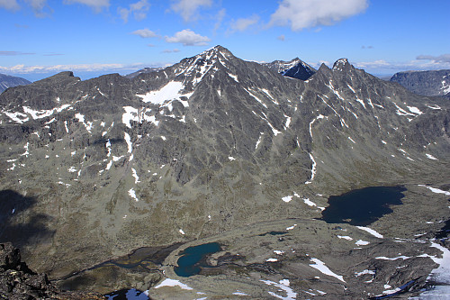 Fra toppen av Store Svartdalspiggen (2174 moh) med utsikt ned til Svartdalen og Store Knutsholstinden (2341 moh) som jeg besteg tidligere denne dagen.