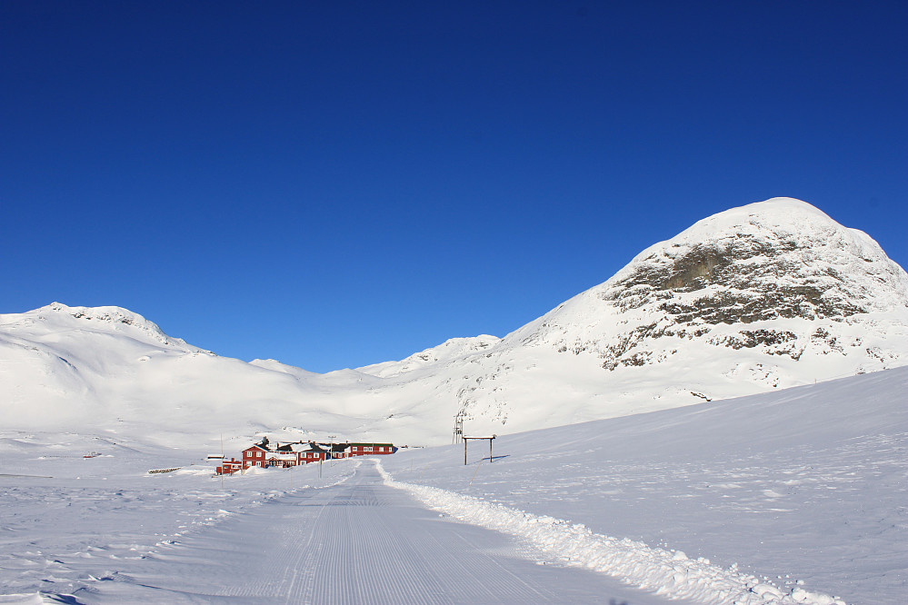 Bygdin Fjellhotell (1065 moh) med Mefjellet og Synshorn (1475 moh) i bakgrunnen.