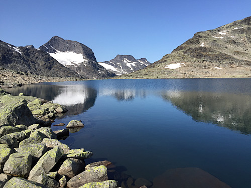 Fra øvre Leirungstjønnin (1678 moh) mot Mesmogtinden (2264 moh), Store (2174 moh) og Nørdre Svartdalspiggen (2137 moh).