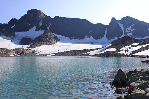 Vestre Kalvehøgde (2208 moh) og Leirungskampen (2079 moh) sett fra nedre Leirungstjønnin (1578 moh).