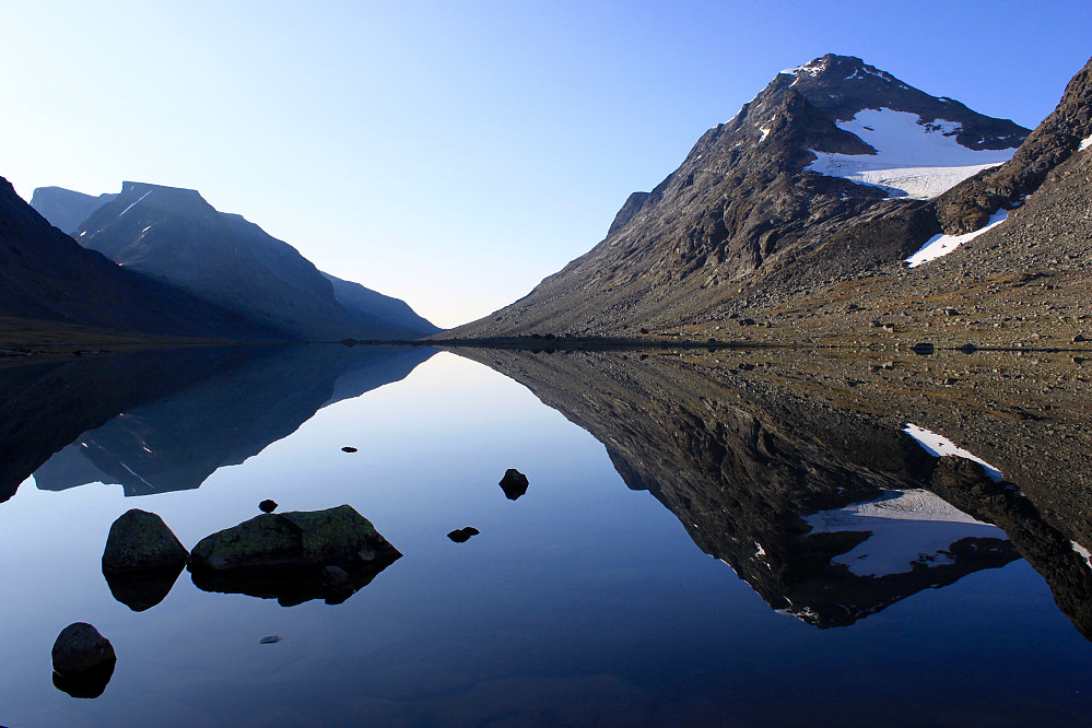 Skyfritt og vindstille augustmorgen i Svartdalen. Kalvehøgde og Leirungskampen til venstre og Kvitskardstinden til høyre.