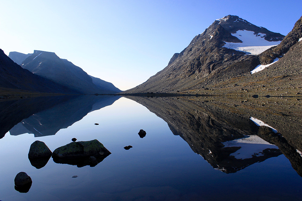 Skyfritt og vindstille augustmorgen i Svartdalen. Kalvehøgde og Leirungskampen til venstre og Kvitskardstinden til høyre.