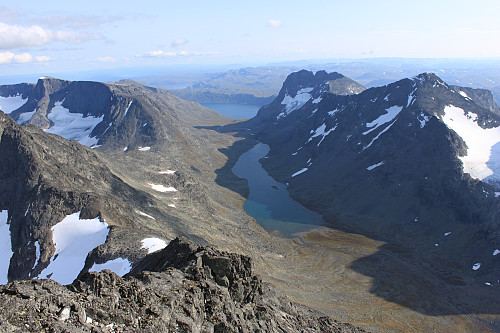 Fra toppen av Store Knutsholstinden (2341 moh) sydover og ned mot Svartdalen og Bygdin.