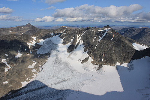 Fra Store Knutsholstinden (2341 moh) mot Knutsholsbreen, Tjønnholstinden (2330 moh) til venstre og Leirungstinden (2288 moh) til høyre.