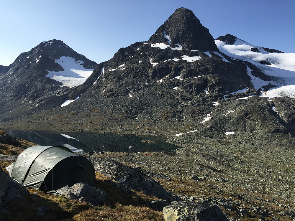 Morgenstund i Svartdalen. Utsikt mot 1490-vannet, Kvitskardstinden (2193 moh), Mesmogtinden (2264 moh) og Langedalstinden (2206 moh).