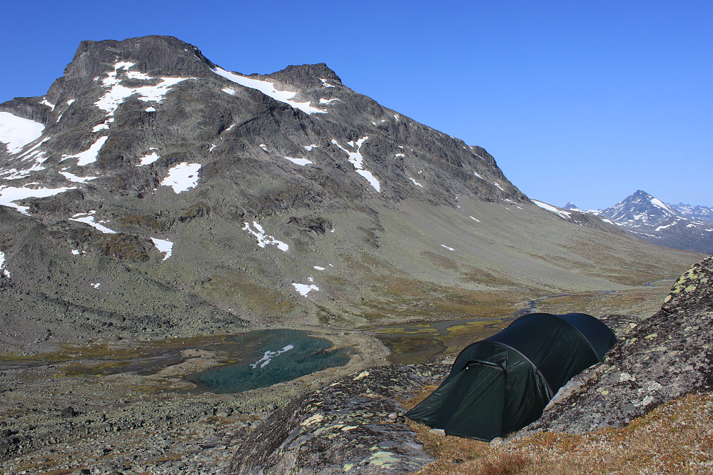 Mot Store (2174 moh) og Nørdre Svartdalspiggen (2137 moh) fra teltplassen.