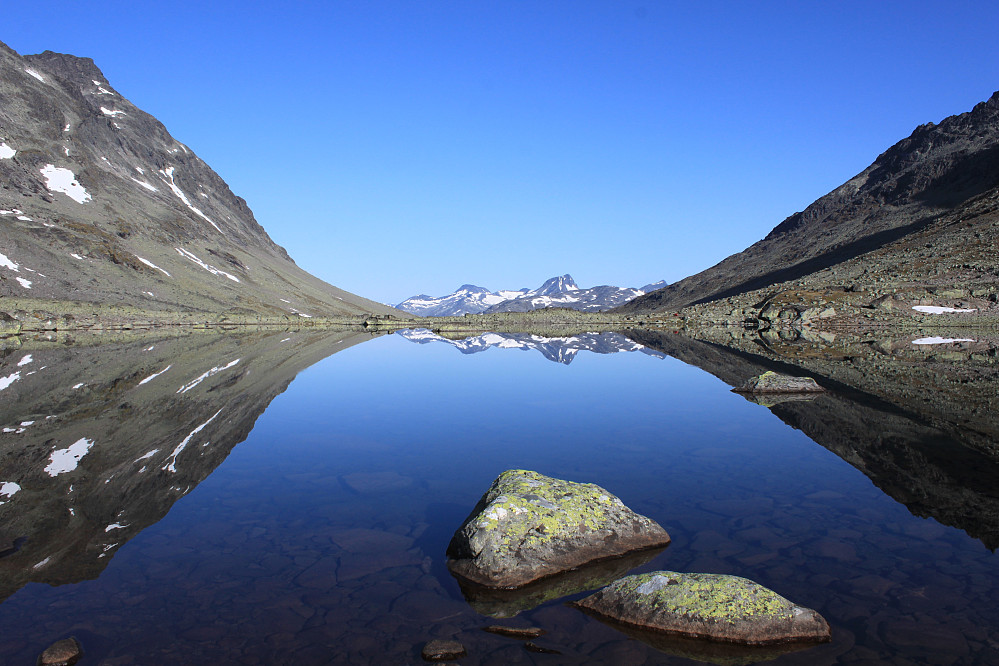 En blikkstille morgen ved 1490-vannet. Semeltinden (2236 moh) ses sentralt i bildet.