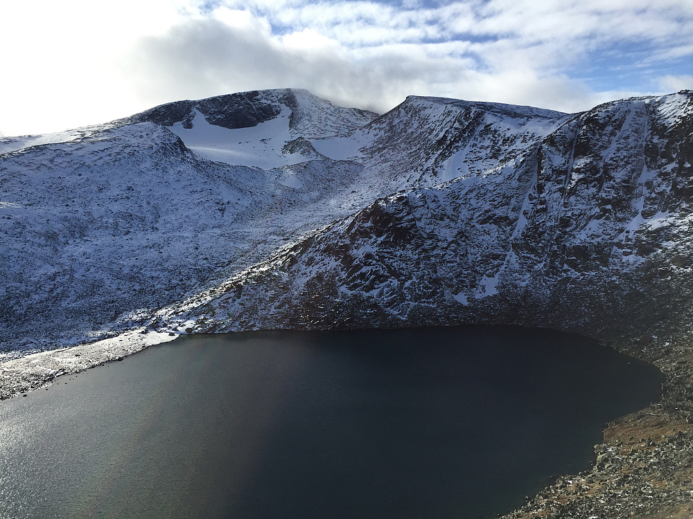 Mot Høgdebrotet (2226 moh) og Kvassryggen (2071 moh).