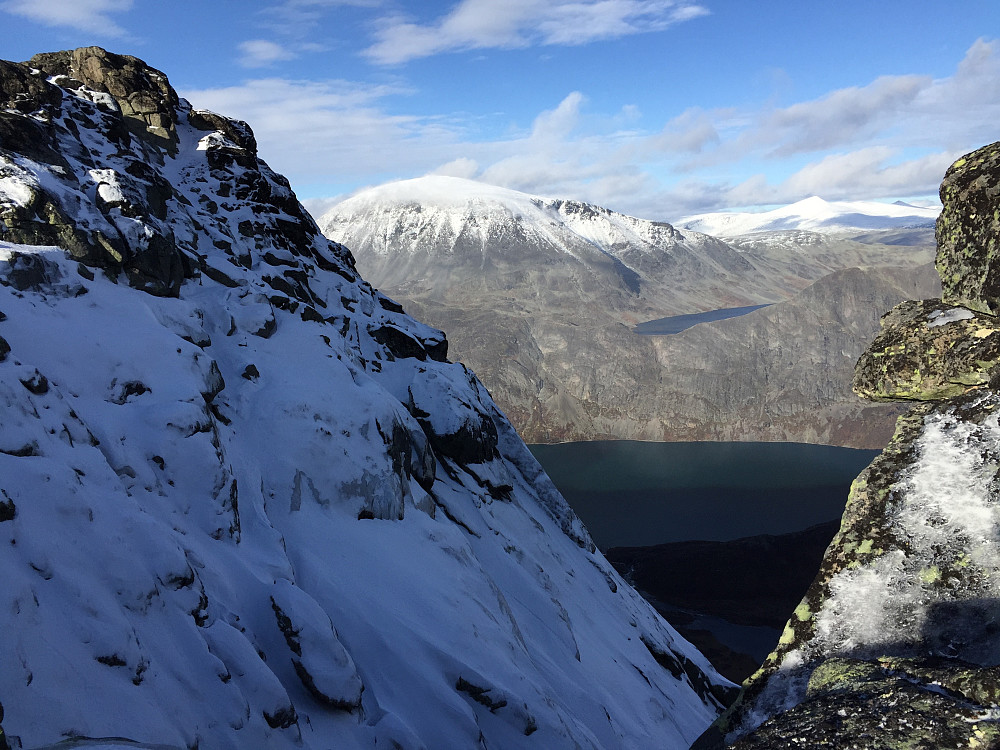 Mot Besshøe (2258 moh), Nautgardstinden (2258 moh), Besseggen, Bessvatnet og Gjende.