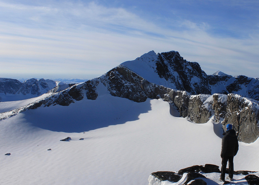 På toppen av Høgdebrotet (2226 moh) med utsikt mot Tjønnholstinden (2330 moh).