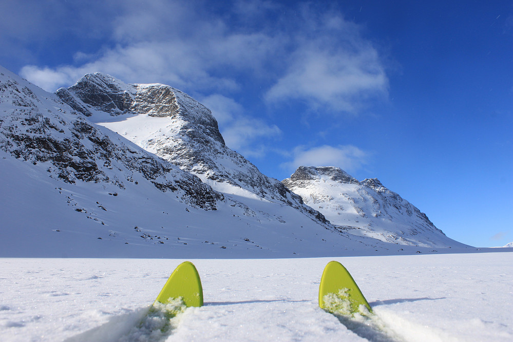 På ski innover Svartdalen i Jotunheimen. Mesmogtinden (2264 moh) til venstre, Store Svartdalspiggen (2174 moh) og Nørdre Svartdalspiggen (2137 moh) til høyre.