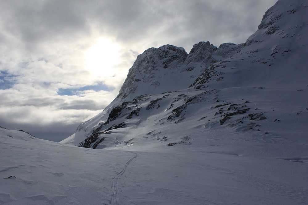 Skispor i Svartdalen. Torfinnstindene (2120 moh) høyt der oppe.