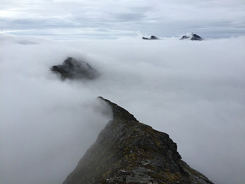 Over tåken på Helvetestinden (602 moh).