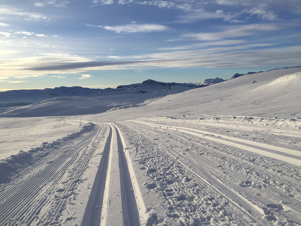 På skiløype Rød 3 like ved Stryteberg. Utsikt vestover mot blant annet Mugnetinden (1737 moh) og Bitihorn (1607 moh) sentralt i bildet.
