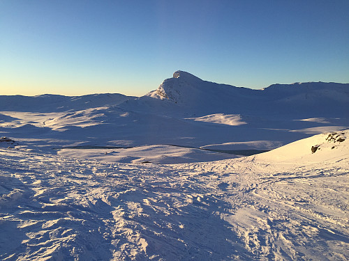Nydelig, men kald (-15 grader) morgen ved Bygdin. På vei inn Heimre Fagerdalen. Bitihorn (1607 moh) i bakgrunnen.