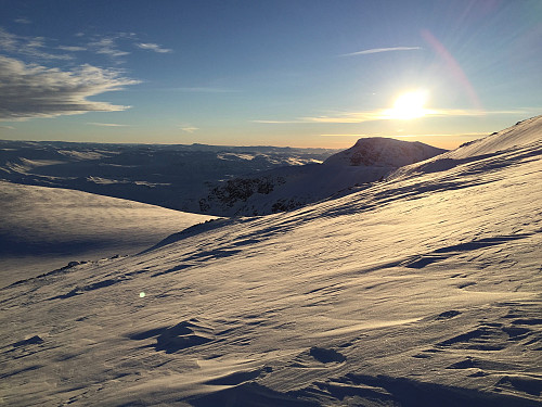 Solen går snart ned over Nørdre Kalvehølotinden (2019 moh). Bildet er tatt like ved Bandet mellom Kalvehøgde Ø2 (2088 moh) og Rasletinden (2105 moh).