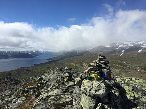 På toppen av Heimre Fagerdalshøe (1510 moh) med utsikt innover Bygdin.