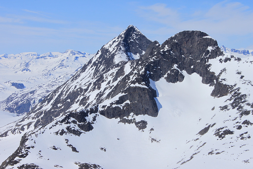 Store Knutsholstinden (2341 moh) og Vestre Leirungstinden (2250 moh).
