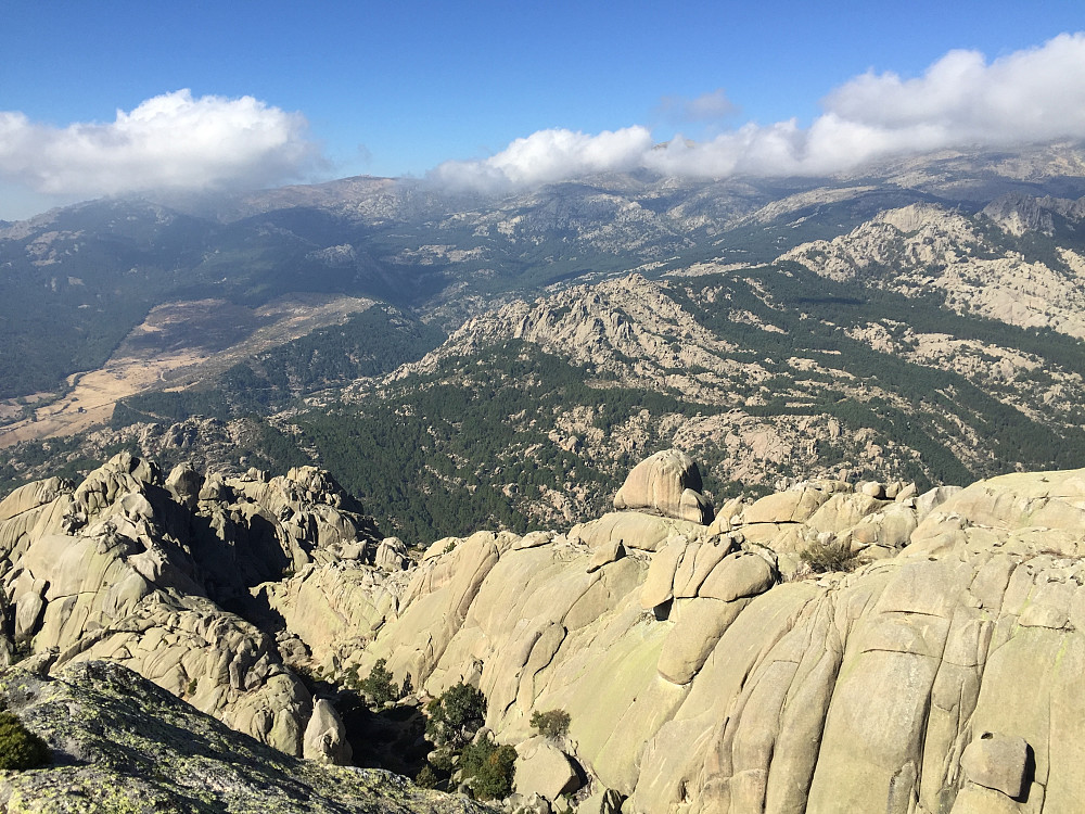 Fra toppen av El Yelmo (1717 moh) mot 2000-meterstoppene i Sierra de Guadarrama.