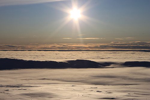 Lav desembersol midt på dagen på årets korteste dag. Utsikt sydover fra toppen av Søre Gluptinden (1590 m).