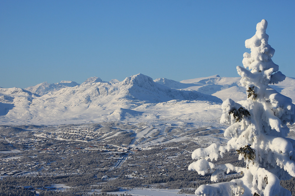 Panoramautsikt mot Beitostølen fra toppen av Javnberget (1097 m). Smørkollen (1155 m) og Bitihorn (1607 m) sentralt i bildet. I bakgrunnen Gjendealpene, blant annet Vestre Kalvehøgde (2208 m) til høyre.