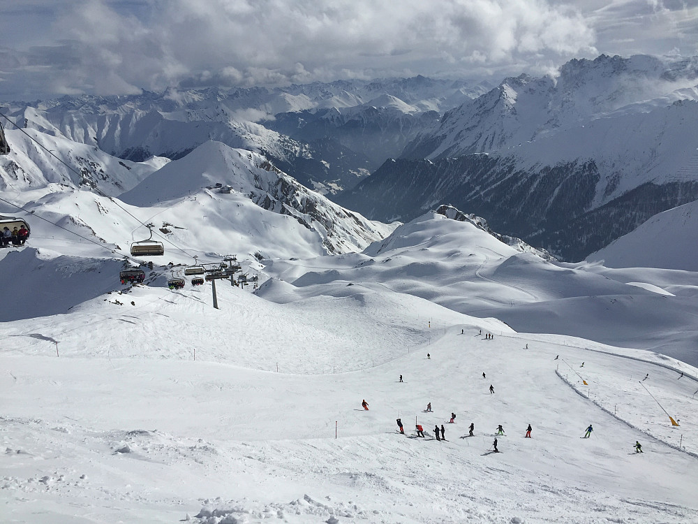 På det høyeste punkt i skianlegget Ischgl-Samnaun, Greitspitze (2872 m).