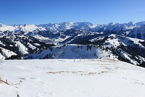 Utsikt sydover fra toppen av Haute Combe (2038 m). Gstaad langt der nede.