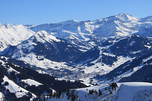 Gstaad sett fra toppen av Haute Combe (2038 m).