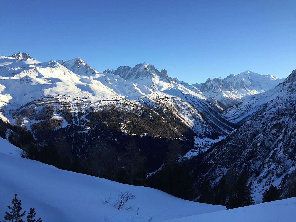 Mont Blanc-massivet til høyre.