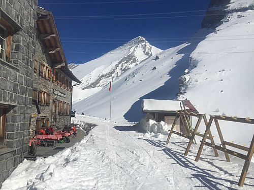 Restaurant halvveis mellom Gemmipass og Sunnbüel, Schwarenbach (2060 m).