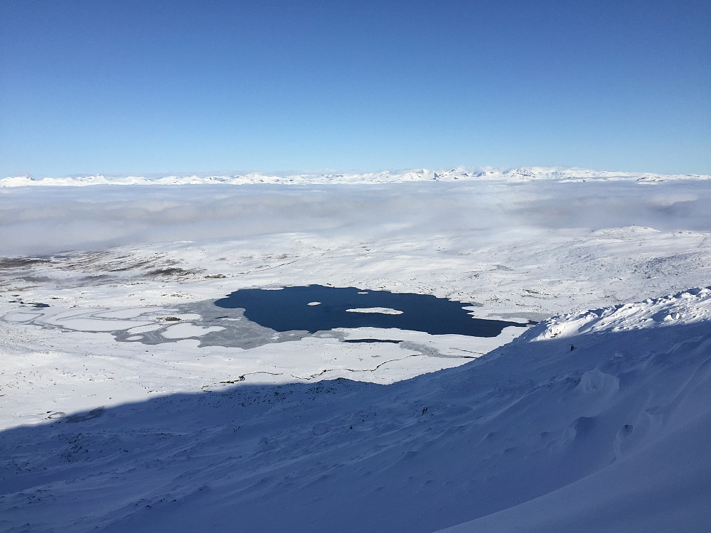 Fra Sulefjellet (1812 m) med utsikt nordover mot Øvre Sulevatnet (1318 m) med Jotunheimen i bakgrunnen.