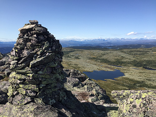 Toppvarden på Skarvemellen med utsikt vestover mot Jotunheimen (1267 m).