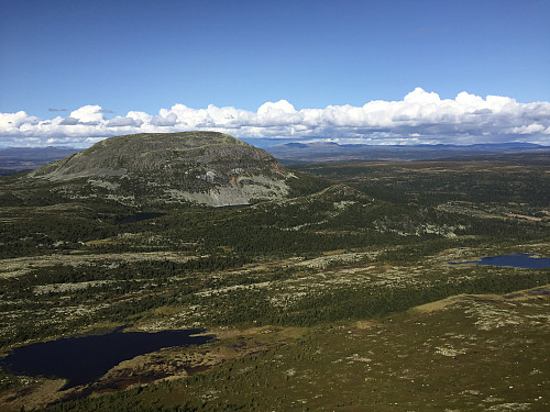 På Skarvemellen (1267 m) med utsikt nordover mot Rundemellen (1344 m).