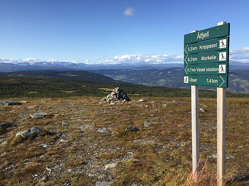 På Ålfjell (1138 m) med utsikt nordover mot Jotunheimen.