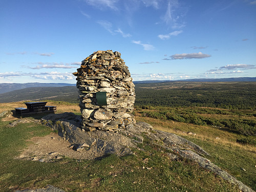 Toppvarden på Synet (1137 m) med utsikt østover.