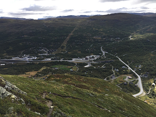 På vei ned fra Stølsnøse (1404 m) med utsikt til Tyinkrysset.