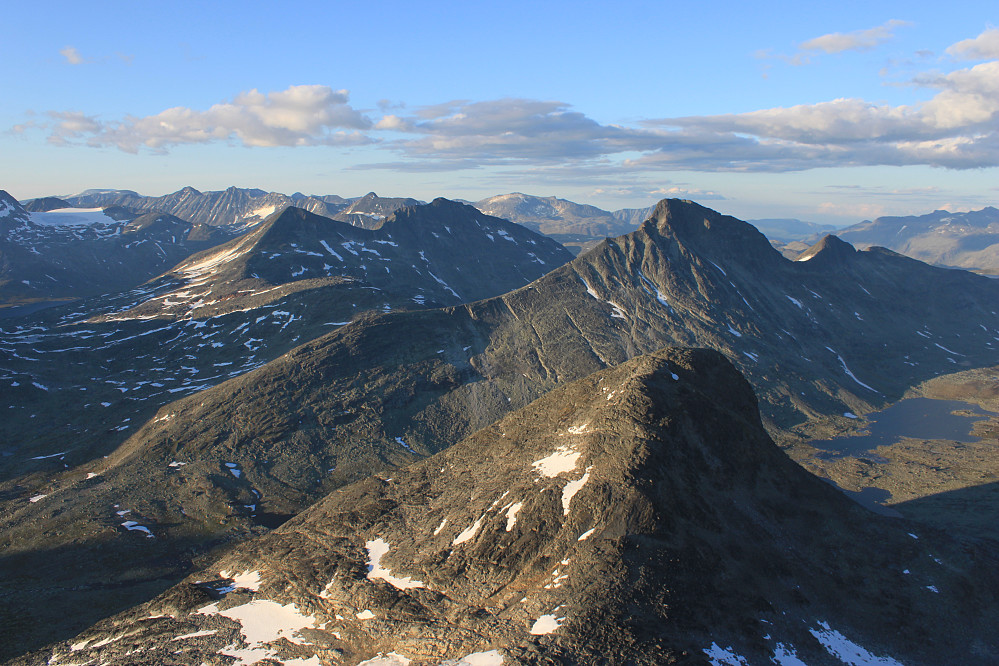 På Mjølketinden med utsikt mot Olavsbunuten med Skarddalseggje og Rauddalseggje i bakgrunnen.