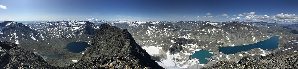 Panoramautsikt fra toppen av Store Rauddalseggje (2168 m).