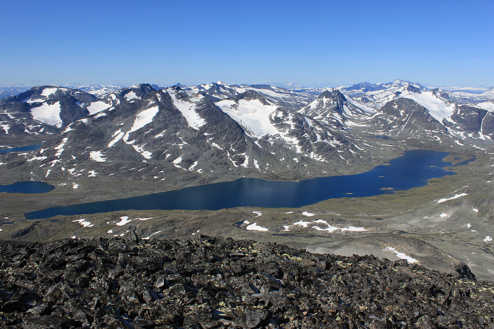 Fra Semeltinden (2236 m) med utsikt vestover mot Langvatnet.