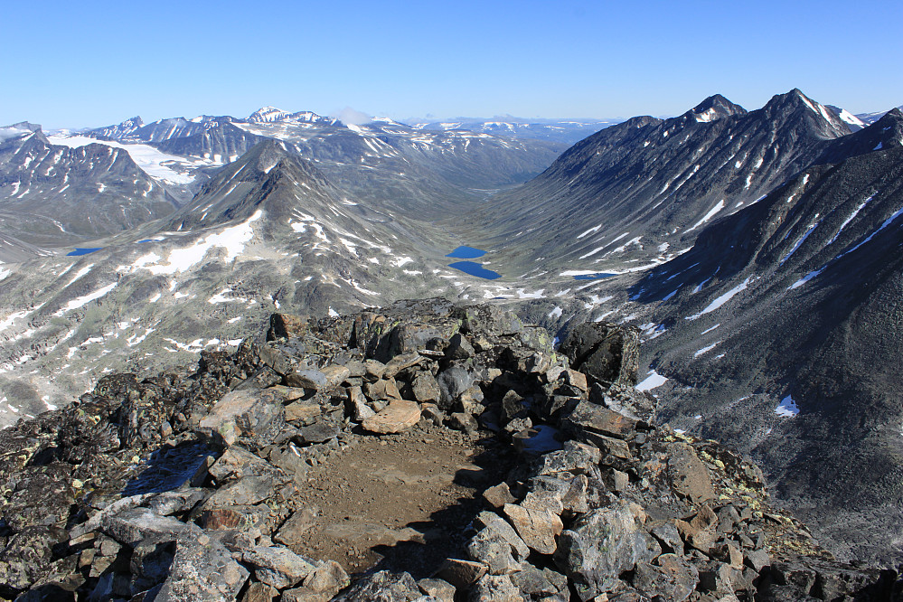 På Semeltinden (2236 m) er det ordnet i stand en flott overnattingsplass. Utsikt nordover mot Urdadalen.