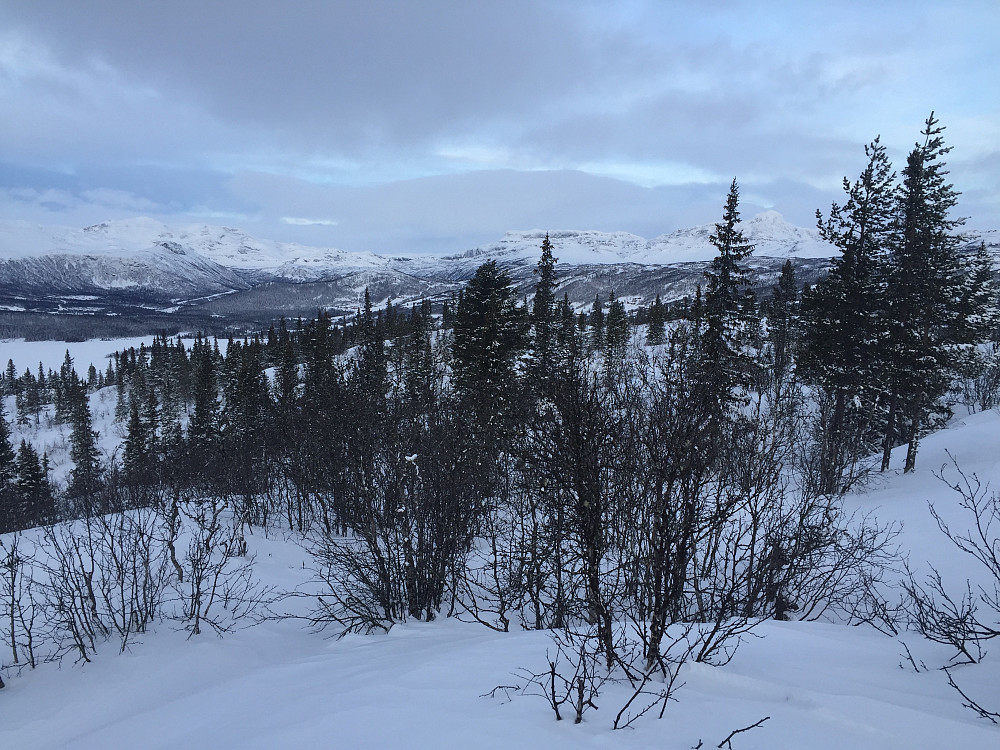 Fra Liahovda (896 m) mot Mugnetinden og Bitihorn.