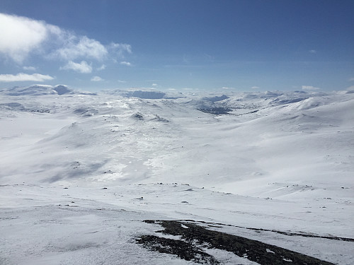 Fra Sletterustvatnet SØ (1465 m) mot Skjeltrene (1387 m). I bakgrunnen til venstre Sulefjellet (1812 m), Suletinden (1780 m) og Bleia (1821 m).