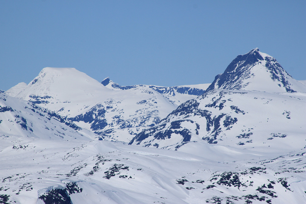 Mjølkedalstinden (2138 m) til høyre.